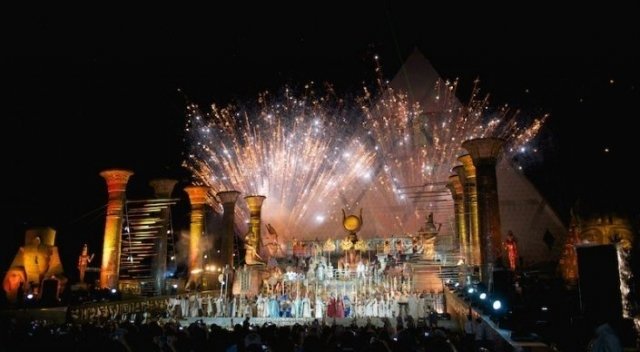 На площади перед Пирамидой в Астане показали оперу «Аида»