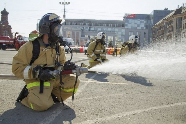 800 пожарных со всей страны поднимут дым столбом на площади Революции 