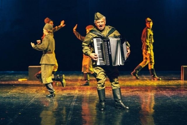 Спектакль сургутского театра "Имена на поверке" собирает аншлаги в Германии