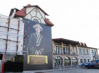 Нежданчиком портрет Сергея Светлакова украсил стену одного из ресторанов Астаны