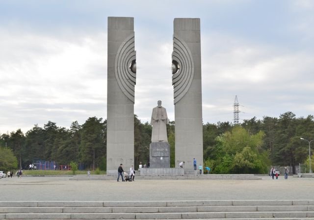 Под памятником Курчатову вот-вот откроется SPAR