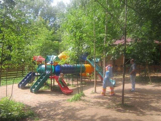 Качели, горки и пески: пять детских площадок в парках и скверах
