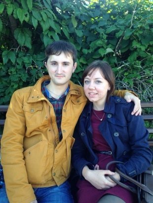 Даниил, 22 года, финансист и Светлана, 19 лет, студент: «Это 1 сентября. Это время, когда опадают листья и становится холодно, а значит, пора покупать путевки и отправляться в отпуск».