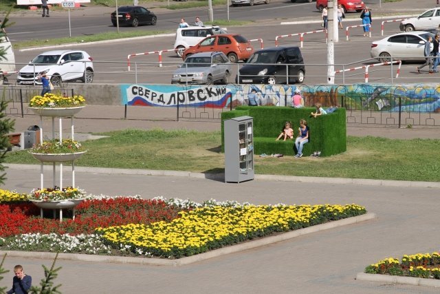 В Красноярске на площади Свердлова появился диван-газон