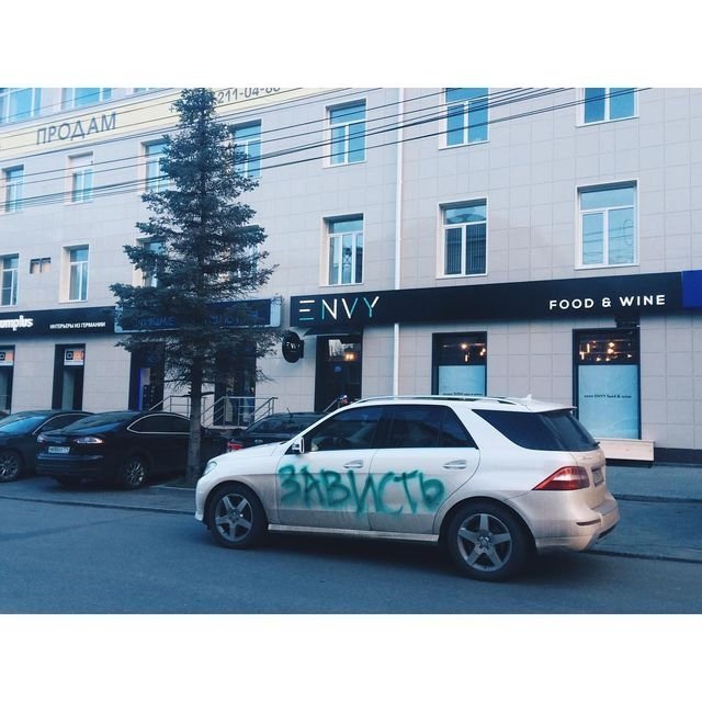 В Челябинске разрисовали машины в честь открытия ресторана