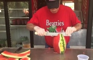 Видео дня: как порезать арбуз за полминуты