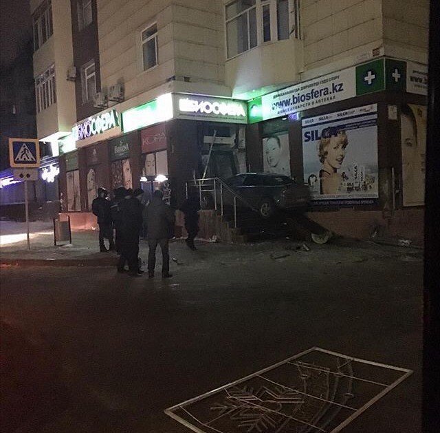 В Караганде водитель "Мазды" сбил спецназовца и протаранил аптеку