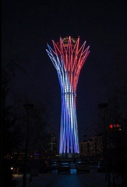 Монумент "Байтерек" подсветили цветами французского триколора 