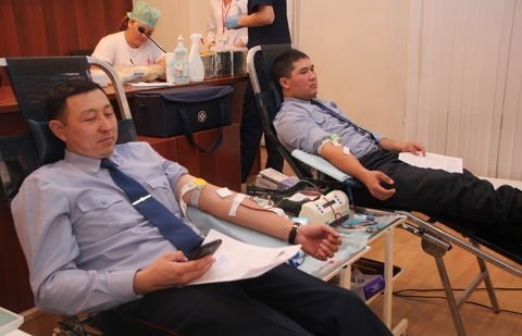 Полицейские Астаны сдали более 100 литров крови для пострадавших в ДТП