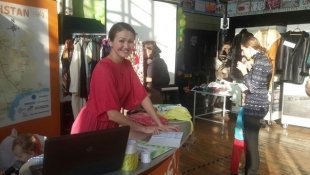 Волонтер Меруерт Аргимбаева, открывшая магазин "Радость" два года назад