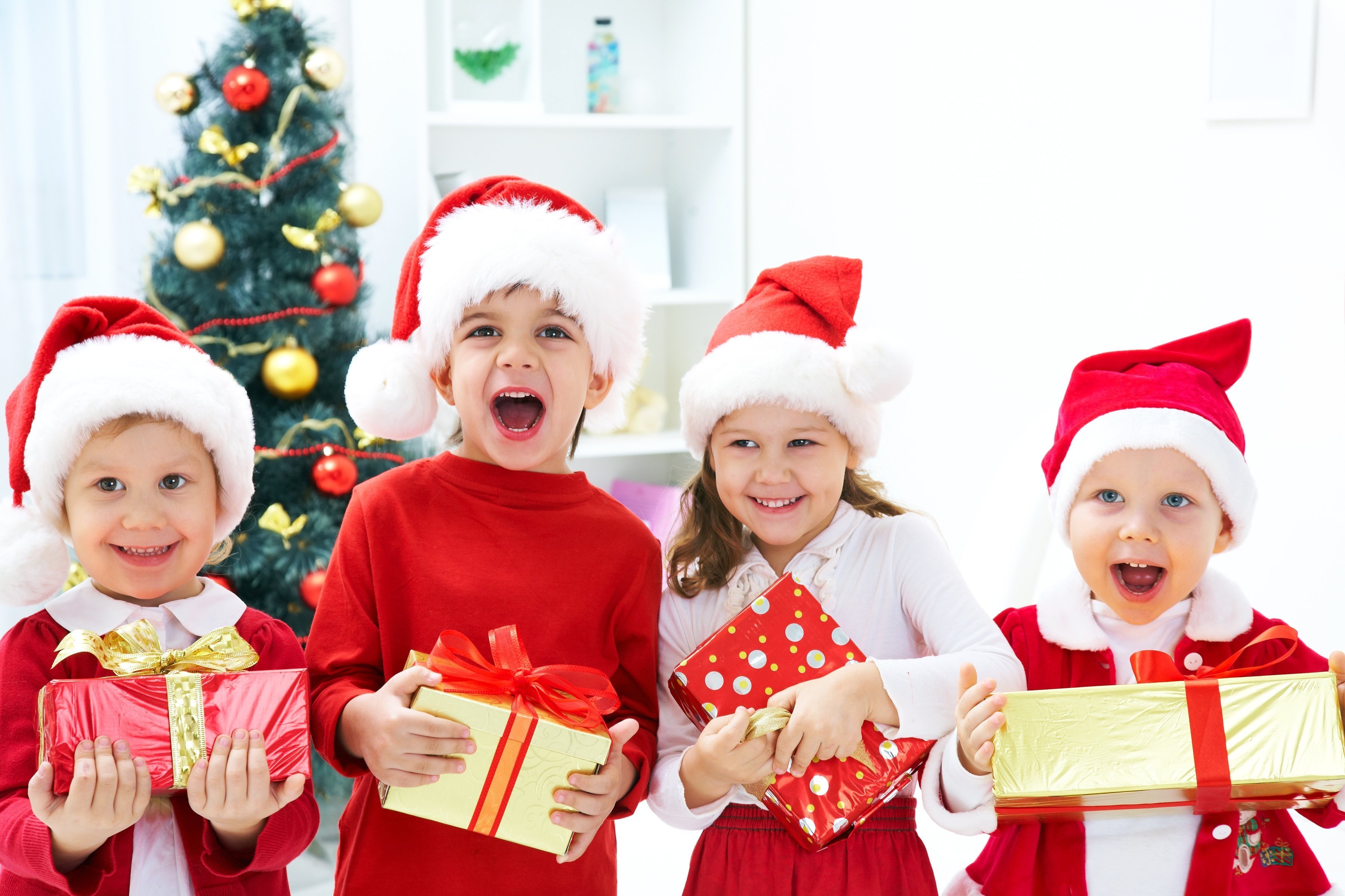 Рождество дарят подарки. Новый год дети. Новогодние подарки для детей. Новогодние мероприятия для детей. Детский новый год.