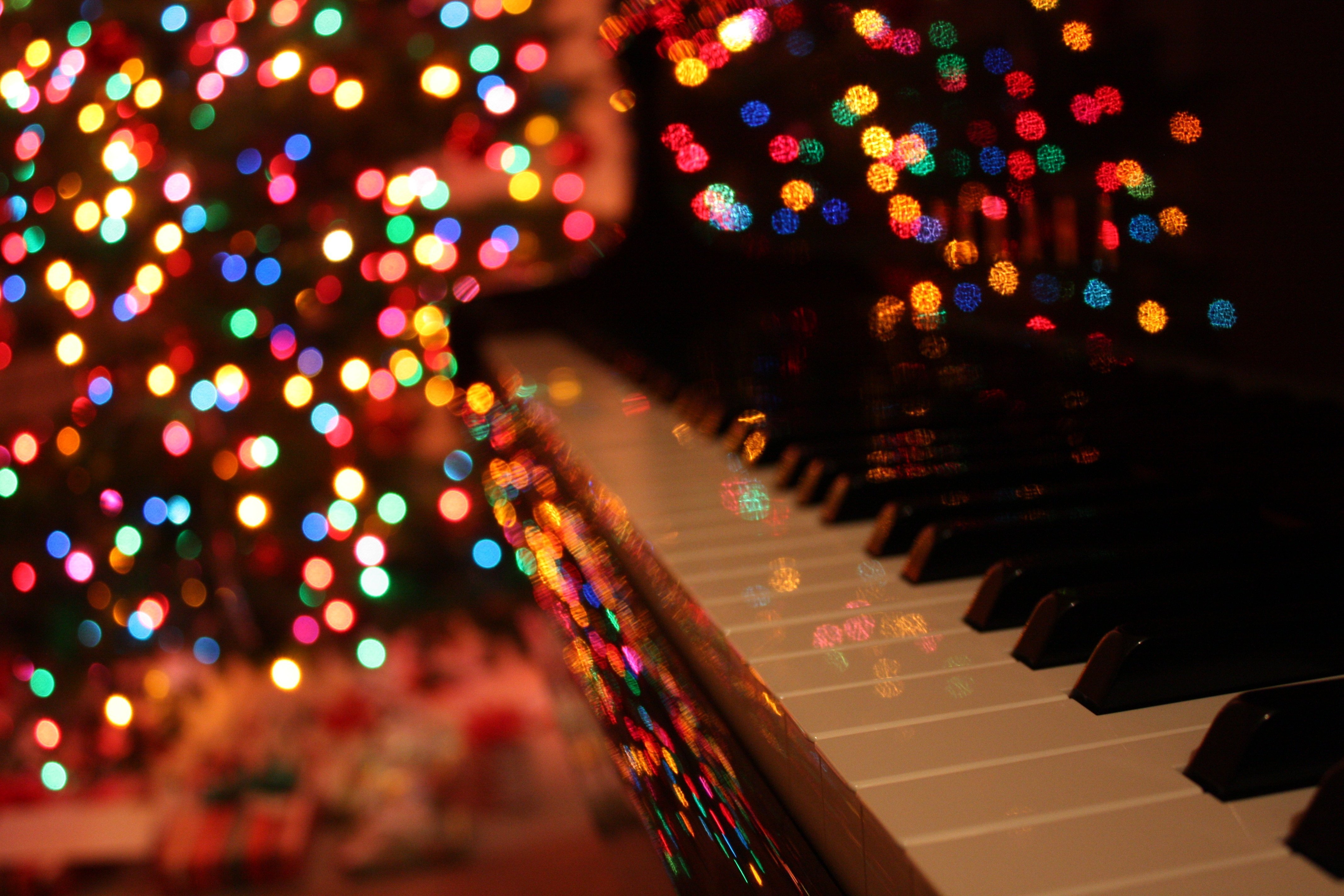 Новогодняя музыка плейлист. Пианино "новый год". Фортепиано новый год. Новогодний музыкальный вечер. Пианино и Новогодняя елка.