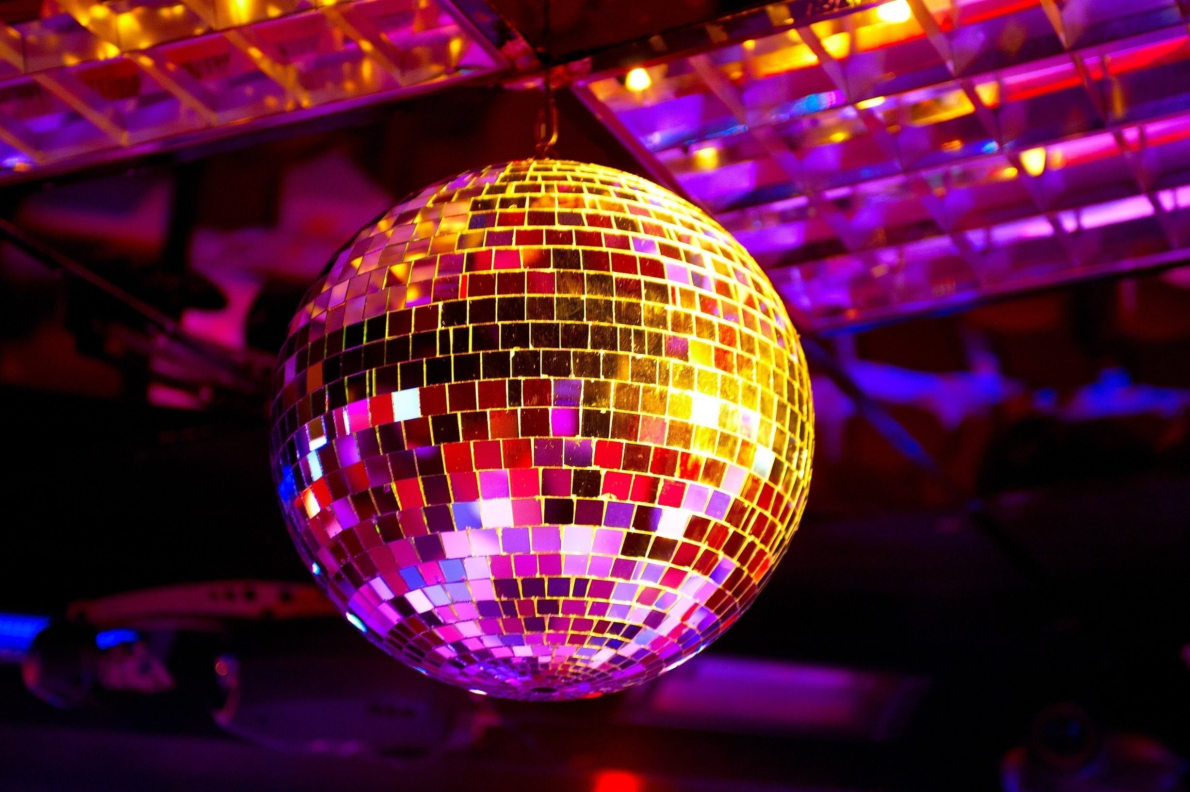 Disco disco party party remix. Ac90 240v диско шар. Диско шар 90. Диско шар 80s. Диско шар 30 см.