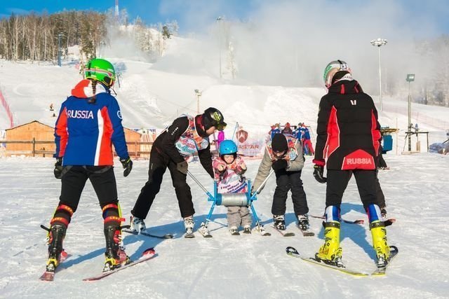 Лучшие горнолыжники страны провели на «Солнечной долине» урок для особенных детей