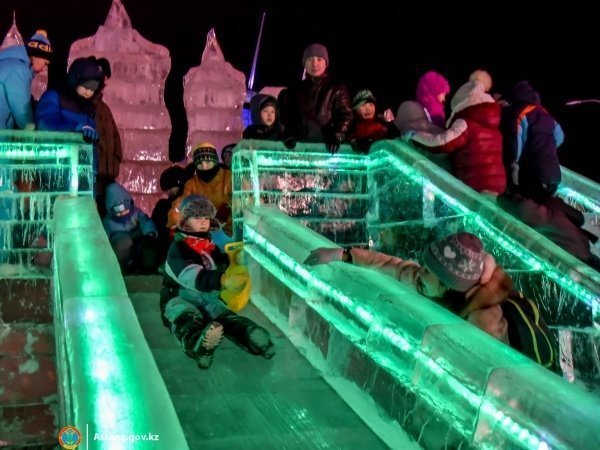 На реке Акбулак открыли каток