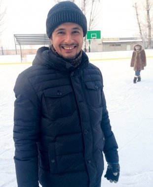 Мануэль 33 года, инженер, республика Колумбия: «Зимой я люблю смотреть футбол, такая уж у нас в в Колумбии зима. А в Красноярске я освоил быстрый бег в тяжелой одежде, ваши уличные температуры в январе помогли».