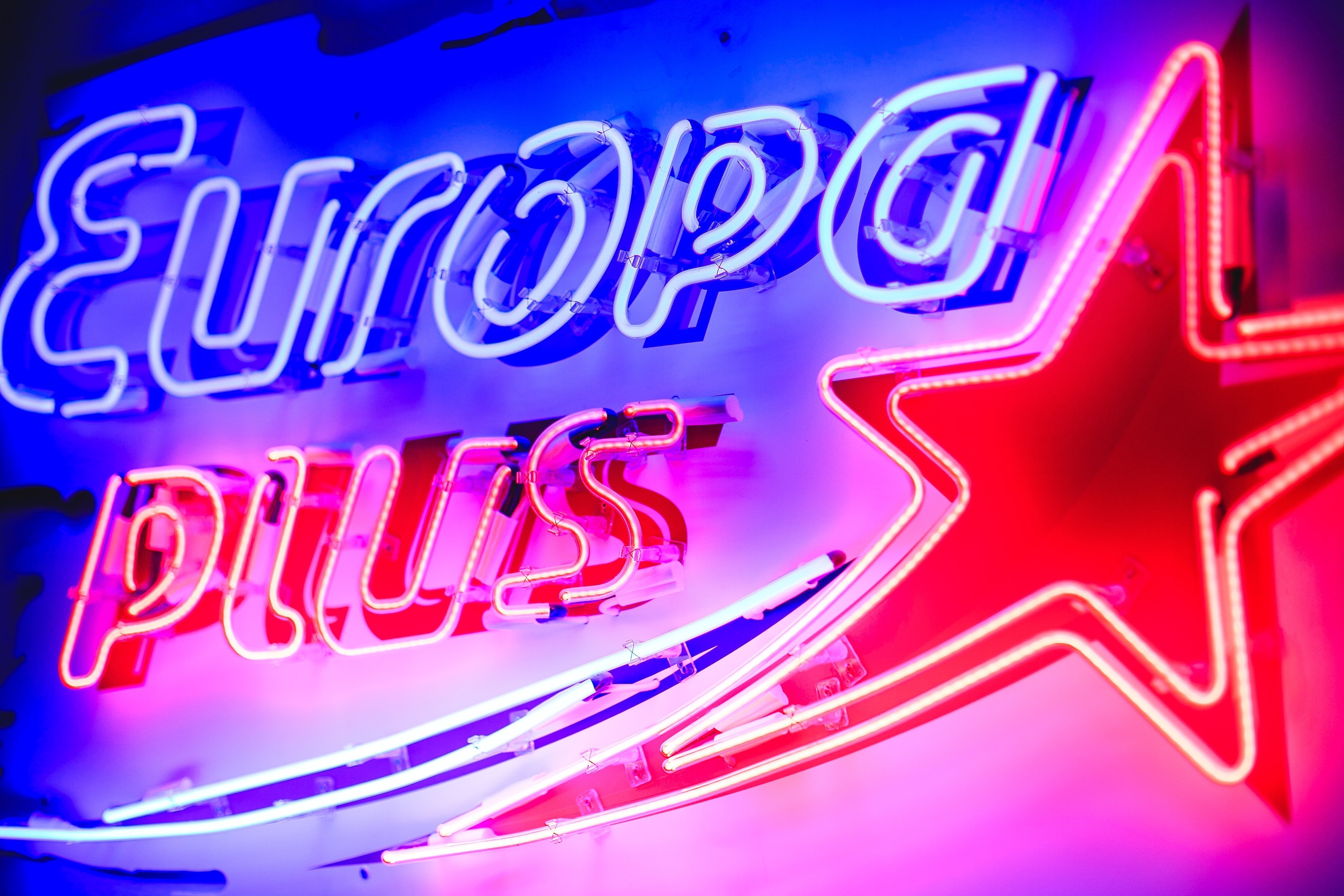 Телефон радио европа плюс. Европа плюс. Европа плюс Уфа. Европа плюс логотип. Лого радиостанции Европа плюс.