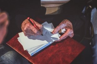 В день рождения Владимира Высоцкого в Музее Высоцкого, что в БЦ «Высоцкий», старшеклассники читали стихи Высоцкого