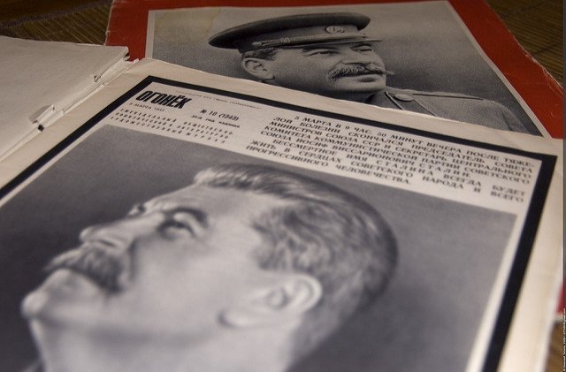 В Челябинск приехала выставка о политическом фотомонтаже сталинских времен