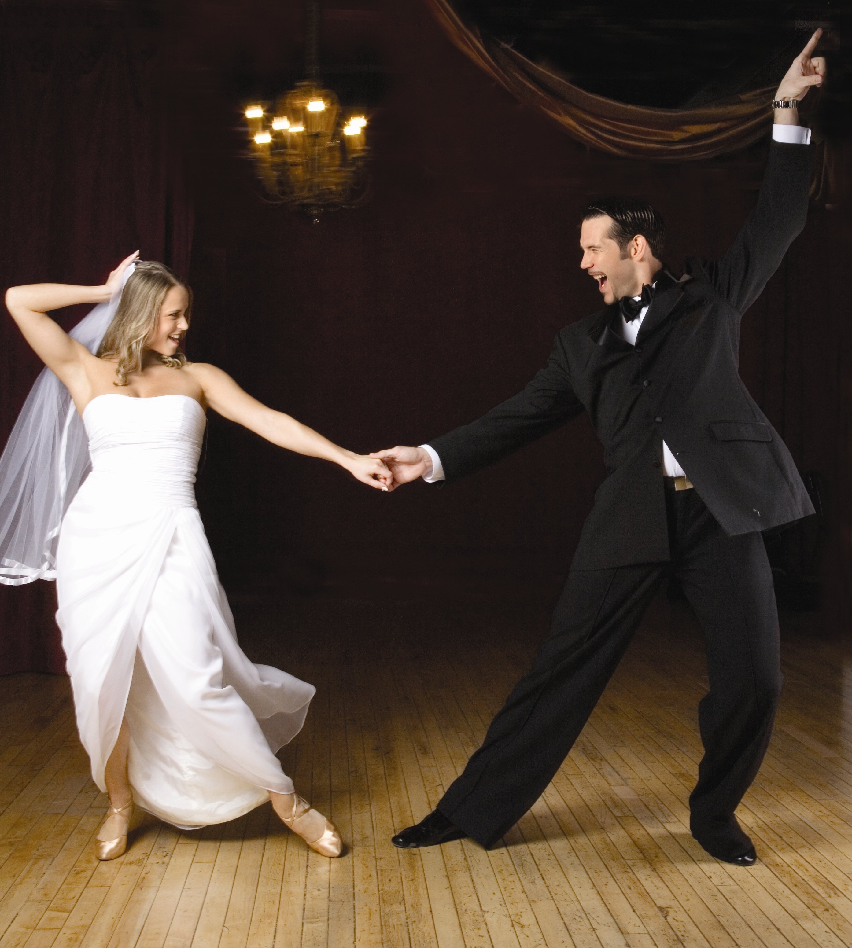 Песни под танцы на свадьбу. Свадебный танец. Свадебный танец жениха и невесты. Постановка свадебного танца. Жених и невеста танцуют.