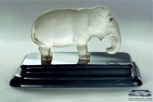 Г.Д. Зверев. Скульптура «Слон». 1920-е. Горный хрусталь, демантоид, яшма