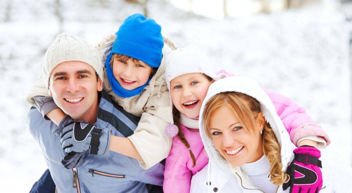 Счастливая семья зима