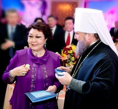 Патриарх Кирилл наградил Сару Назарбаеву орденом княгини Ольги в честь ее юбилея.