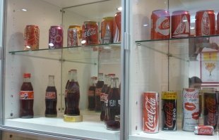 Экспонатами с музеем поделились заядлые коллекционеры. Под бутылки, банки и прочие вещи отведено два стенда.