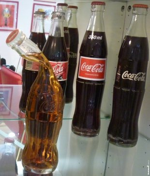 Сувенирная бутылка с кривым горлышком. 