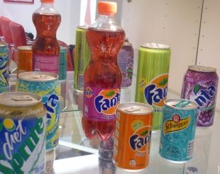 Небольшая часть полок отведена для Fanta.