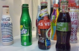 На этой полке можно увидеть Sprite. Кстати, этот напиток так же, как и Coca-Cola, является новогодним. Оказывается, Sprite - имя одного из эльфов, помощника Санты.