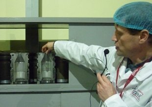 Начальник производства Василий Черкасов рассказывает, как преформа превращается в полноценную бутылку.