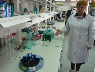 Здесь и проверяются поступившие на завод преформы и готовые бутылки.