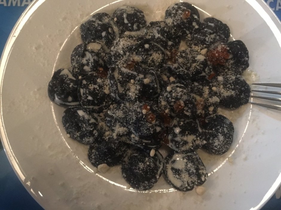 В Астане подают новое уникальное блюдо -- черные пельмени с семгой! 