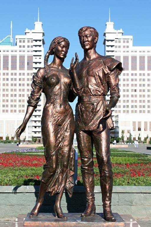 Скульптуре "Влюбленные" в Астане отретушируют некоторые части тела