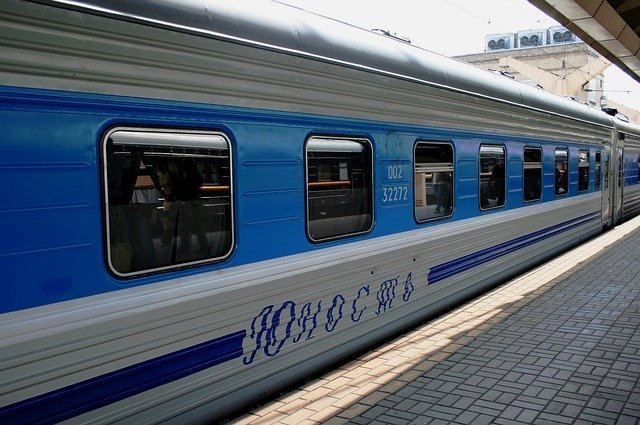 Красноярские школьники смогут ездить за полцены на поездах даже летом