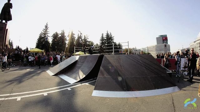 Скейт-парк на площади Революции — одно из мест в Челябинске и неподалеку, где можно экстремально катать