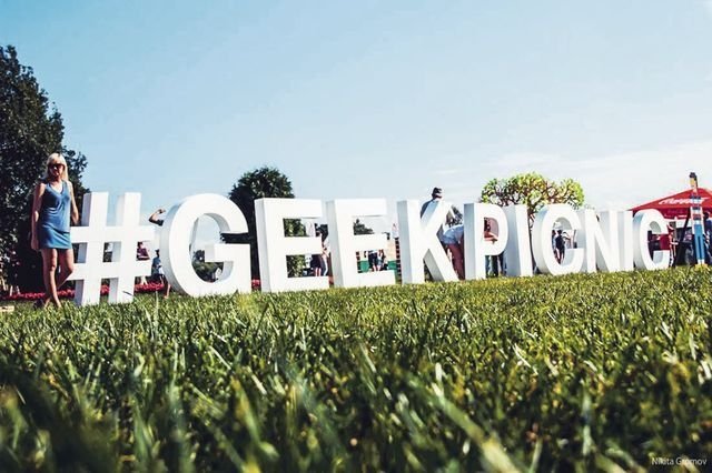 На фото инсталяция-надпись Geek Picnic