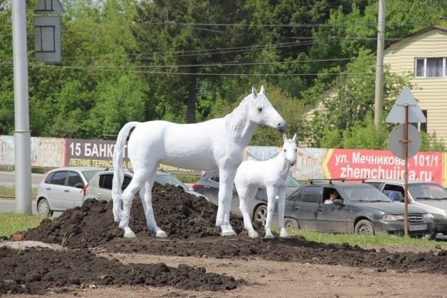 В Уфе на цветочном газоне появились новые скульптуры лошадей