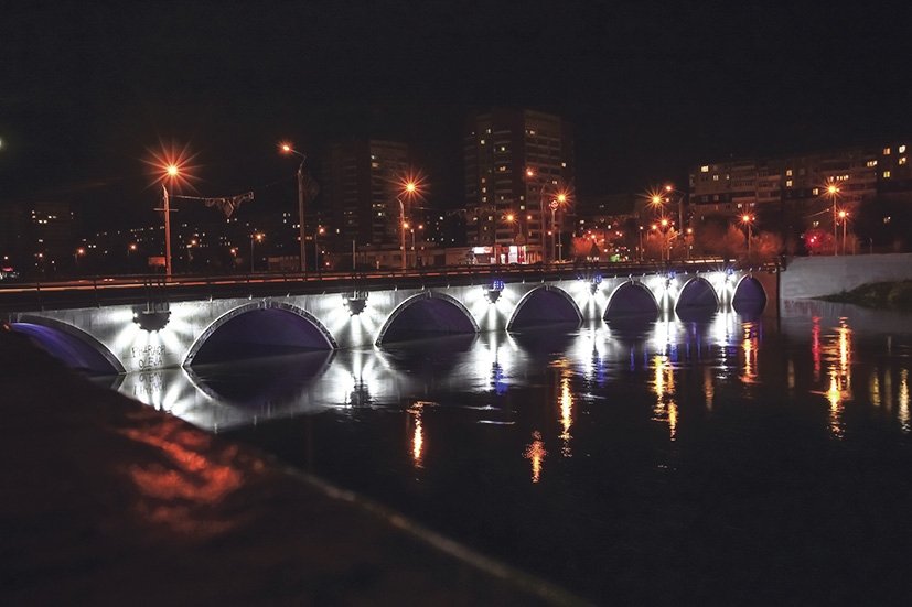 Мост у ТРК «Родник» — одно из мест в Челябинске, где получится красивая фотография ночью 