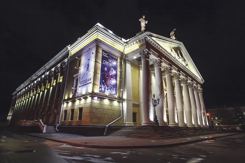 Театр оперы и балета — одно из мест в Челябинске, где получится красивая фотография ночью 