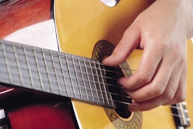 5 курсов в Челябинске, где научат играть на гитаре и других инструментах