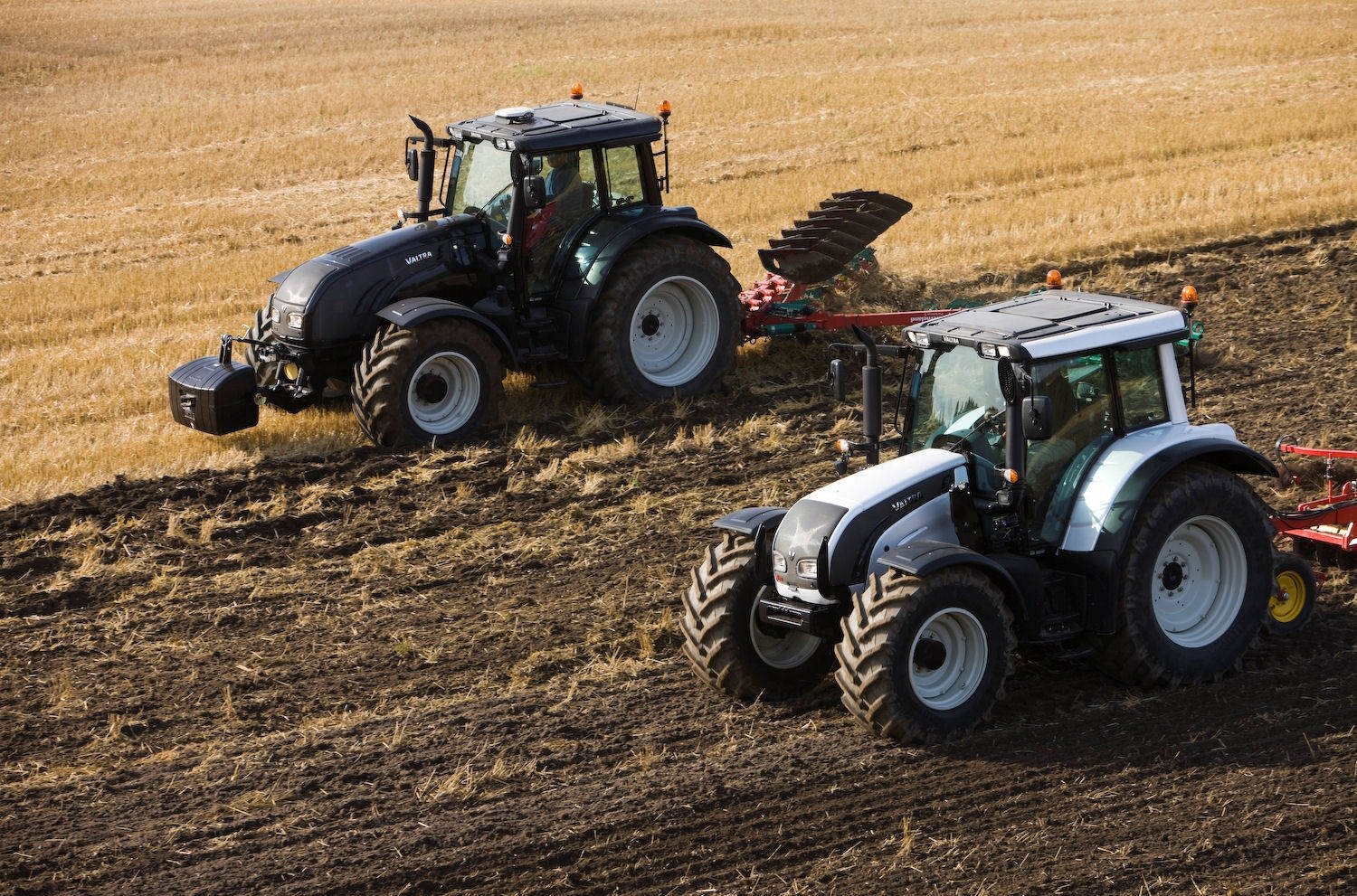 Две тракторные. Трактор New Holland пахота. Трактор пашет. Два трактора. Трактор пашет поле.