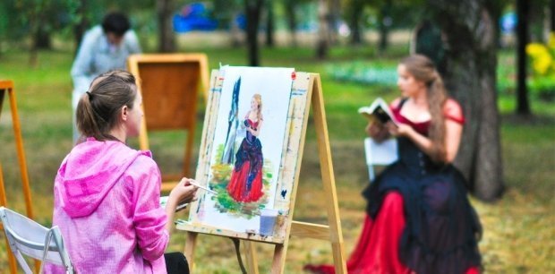 На Кремлевской набережной все лето будут проходить бесплатные уроки по рисованию