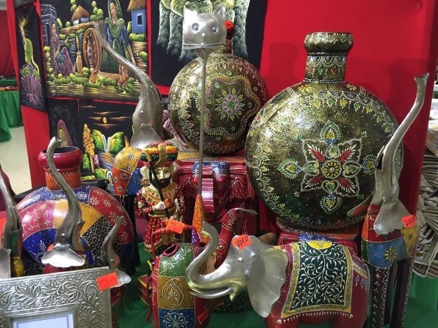 В Тюмень привезли одежду и сувениры из Индии