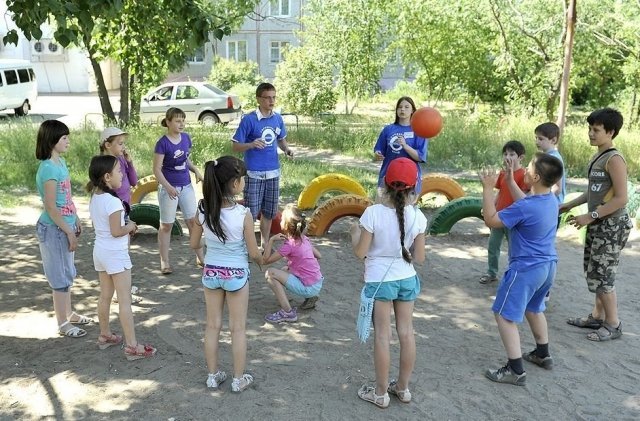 В Омске на детских дворовых площадках работают волонтеры