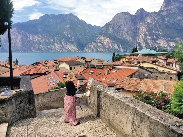 Фото с пленэра в Италии, на фото крыши домов, озеро и горы