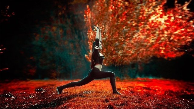 Висеть, спать и танцевать: пять способов заниматься йогой