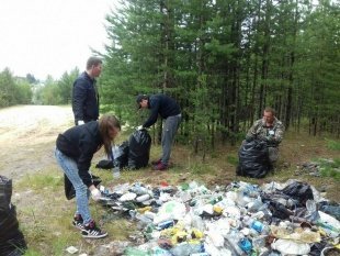 Лес был больше похож  а свалку, чем на райский уголок природы