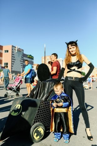 Команда «Супергерои» с бэтмобилем, Женщиной-кошкой и самим Бэтменом — это три недели кропотливой работы. Маленького супергероя родители учат доброту, порядку и уважению к чужому труду, а в будущем хотят видеть его хирургом или фотографом.  